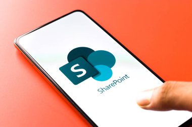 Batı Bangal, Hindistan - 11 Kasım 2021: Microsoft SharePoint logosu telefon ekranı görüntüsü.