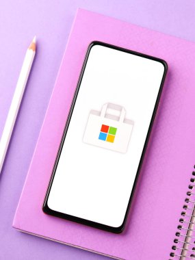 Batı Bangal, Hindistan - 11 Kasım 2021: Microsoft market logosu telefon ekranı görüntüsünde.