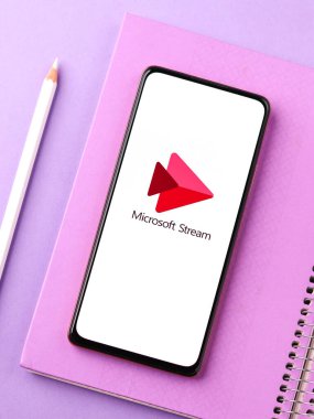 Batı Bangal, Hindistan - 11 Kasım 2021: Microsoft Stream logosu telefon ekranı görüntüsü.