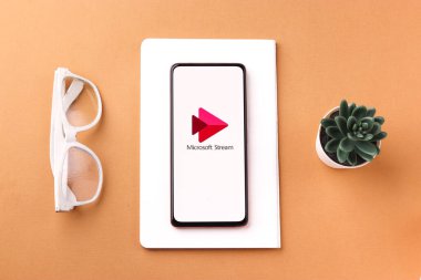 Batı Bangal, Hindistan - 11 Kasım 2021: Microsoft Stream logosu telefon ekranı görüntüsü.