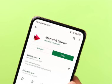 Batı Bangal, Hindistan - 11 Kasım 2021: Microsoft Stream logosu telefon ekranı görüntüsü.