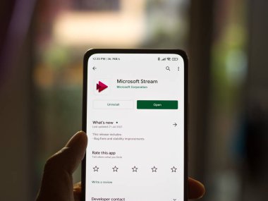 Batı Bangal, Hindistan - 11 Kasım 2021: Microsoft Stream logosu telefon ekranı görüntüsü.