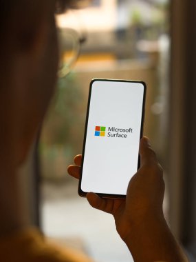 Batı Bangal, Hindistan - 11 Kasım 2021: Microsoft Surface logosu telefon ekranı görüntüsü.
