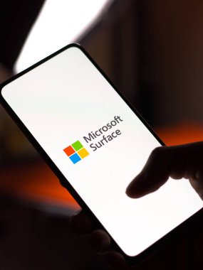 Batı Bangal, Hindistan - 11 Kasım 2021: Microsoft Surface logosu telefon ekranı görüntüsü.
