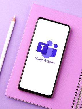 Batı Bangal, Hindistan - 11 Kasım 2021: Microsoft ekiplerinin logosu telefon ekranı görüntüsünde.