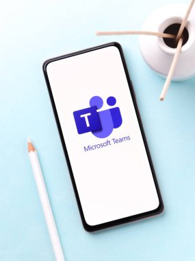 Batı Bangal, Hindistan - 11 Kasım 2021: Microsoft ekiplerinin logosu telefon ekranı görüntüsünde.