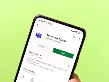 Batı Bangal, Hindistan - 11 Kasım 2021: Microsoft ekiplerinin logosu telefon ekranı görüntüsünde.