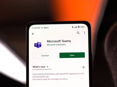 Batı Bangal, Hindistan - 11 Kasım 2021: Microsoft ekiplerinin logosu telefon ekranı görüntüsünde.
