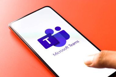 Batı Bangal, Hindistan - 11 Kasım 2021: Microsoft ekiplerinin logosu telefon ekranı görüntüsünde.
