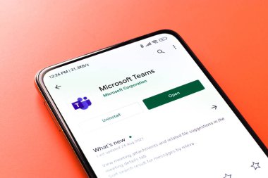 Batı Bangal, Hindistan - 11 Kasım 2021: Microsoft ekiplerinin logosu telefon ekranı görüntüsünde.