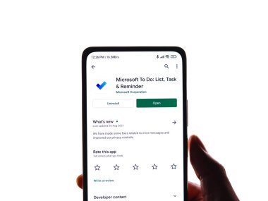 Batı Bangal, Hindistan - 11 Kasım 2021: Microsoft Telefon ekranında logo yapmak.