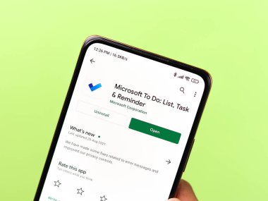 Batı Bangal, Hindistan - 11 Kasım 2021: Microsoft Telefon ekranında logo yapmak.