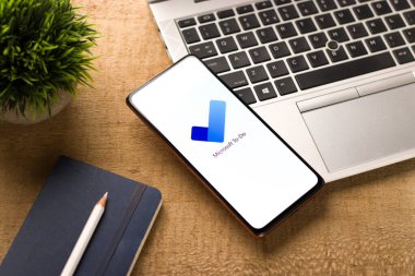 Batı Bangal, Hindistan - 11 Kasım 2021: Microsoft Telefon ekranında logo yapmak.