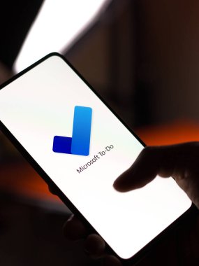 Batı Bangal, Hindistan - 11 Kasım 2021: Microsoft Telefon ekranında logo yapmak.