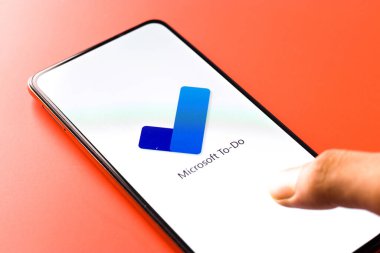 Batı Bangal, Hindistan - 11 Kasım 2021: Microsoft Telefon ekranında logo yapmak.