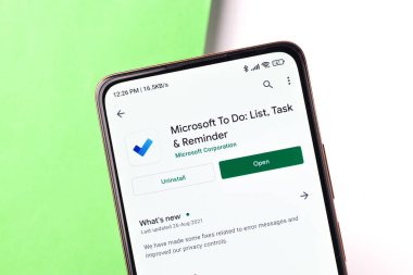 Batı Bangal, Hindistan - 11 Kasım 2021: Microsoft Telefon ekranında logo yapmak.