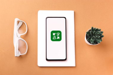 Batı Bangal, Hindistan - 11 Kasım 2021: Microsoft çevirmen logosu telefon ekranı resmi.