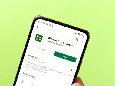 Batı Bangal, Hindistan - 11 Kasım 2021: Microsoft çevirmen logosu telefon ekranı resmi.