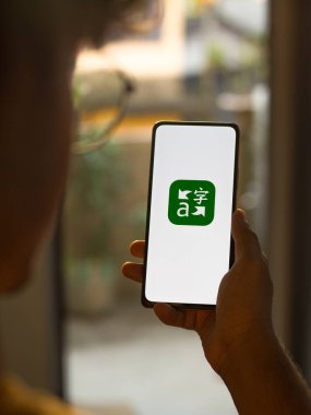 Batı Bangal, Hindistan - 11 Kasım 2021: Microsoft çevirmen logosu telefon ekranı resmi.