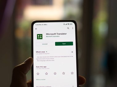 Batı Bangal, Hindistan - 11 Kasım 2021: Microsoft çevirmen logosu telefon ekranı resmi.