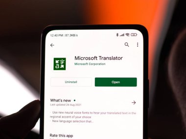 Batı Bangal, Hindistan - 11 Kasım 2021: Microsoft çevirmen logosu telefon ekranı resmi.