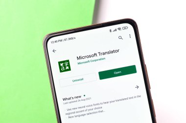 Batı Bangal, Hindistan - 11 Kasım 2021: Microsoft çevirmen logosu telefon ekranı resmi.