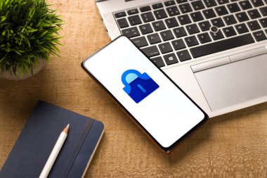 Batı Bangal, Hindistan - 11 Kasım 2021: Telefon ekranında Microsoft tünel logosu.