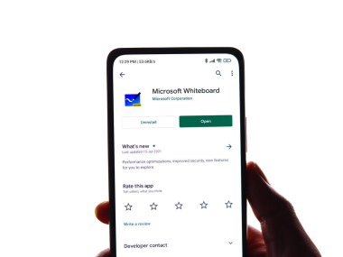 Batı Bangal, Hindistan - 11 Kasım 2021: Microsoft telefon ekranındaki beyaz tahta logosu.