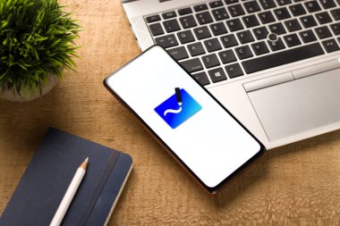 Batı Bangal, Hindistan - 11 Kasım 2021: Microsoft telefon ekranındaki beyaz tahta logosu.
