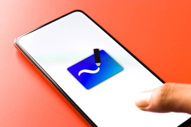 Batı Bangal, Hindistan - 11 Kasım 2021: Microsoft telefon ekranındaki beyaz tahta logosu.