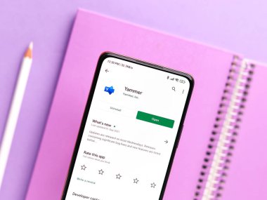 Batı Bangal, Hindistan - 11 Kasım 2021: Telefon ekranında Microsoft Yammer logosu.