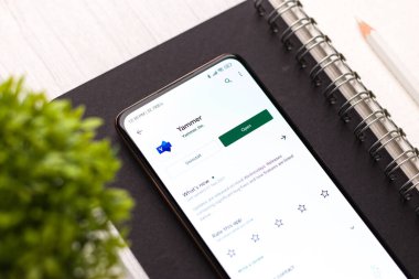 Batı Bangal, Hindistan - 11 Kasım 2021: Telefon ekranında Microsoft Yammer logosu.