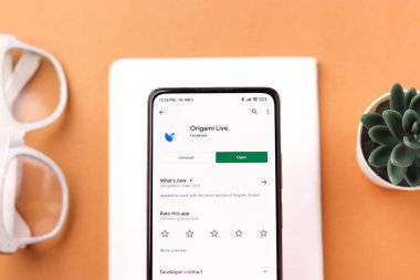 Batı Bangal, Hindistan - 11 Kasım 2021: Facebook Origami logosu telefon ekranı görüntüsü.