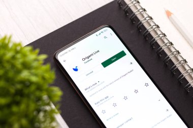 Batı Bangal, Hindistan - 11 Kasım 2021: Facebook Origami logosu telefon ekranı görüntüsü.