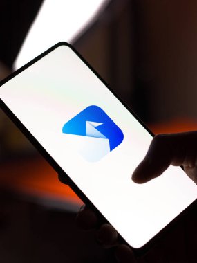 Batı Bangal, Hindistan - 11 Kasım 2021: Facebook Origami logosu telefon ekranı görüntüsü.