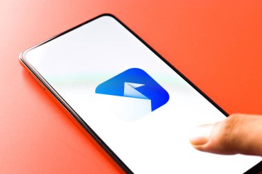 Batı Bangal, Hindistan - 11 Kasım 2021: Facebook Origami logosu telefon ekranı görüntüsü.