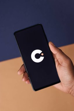 Assam, Hindistan - 19 Şubat 2021: Telefon ekranında Capital.com logosu.