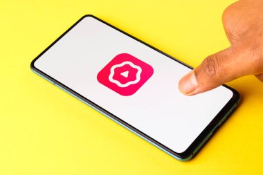 Assam, Hindistan - 10 Nisan 2021: Telefon ekranında kek uygulaması logosu.