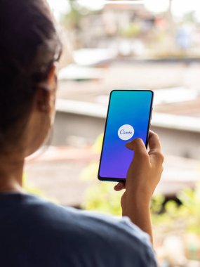 Assam, Hindistan - 22 Ağustos 2020: Telefon ekranında Canva logosu.