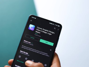 Assam, Hindistan - 22 Ağustos 2020: Telefon ekranında Canva logosu.