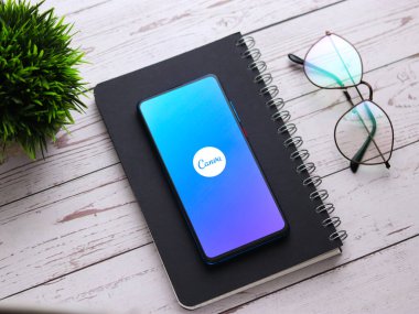 Assam, Hindistan - 22 Ağustos 2020: Telefon ekranında Canva logosu.