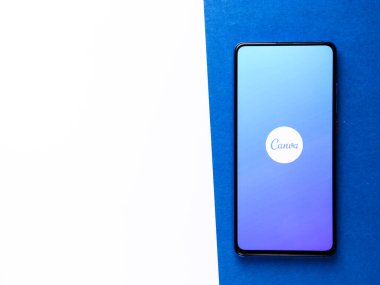 Assam, Hindistan - 22 Ağustos 2020: Telefon ekranında Canva logosu.