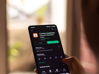 Assam, Hindistan - 22 Ağustos 2020: Telefon ekranında Cardehko logosu.