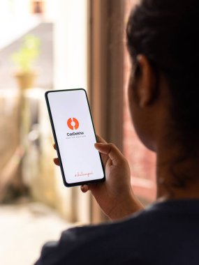 Assam, Hindistan - 22 Ağustos 2020: Telefon ekranında Cardehko logosu.