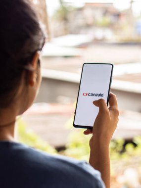 Assam, Hindistan - 22 Ağustos 2020: Telefon ekranı görüntüsünde Carwale logosu.