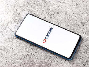 Assam, Hindistan - 22 Ağustos 2020: Telefon ekranı görüntüsünde Carwale logosu.