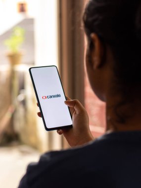 Assam, Hindistan - 22 Ağustos 2020: Telefon ekranı görüntüsünde Carwale logosu.