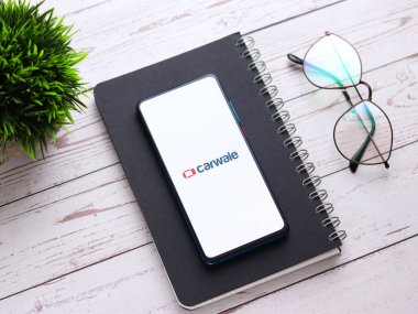 Assam, Hindistan - 22 Ağustos 2020: Telefon ekranı görüntüsünde Carwale logosu.