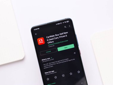 Assam, Hindistan - 22 Ağustos 2020: Telefon ekranı görüntüsünde Carwale logosu.