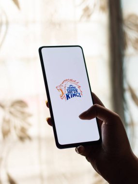 Assam, Hindistan - 27 Ağustos 2020: Telefon ekranında Chennai Super Kings logosu.